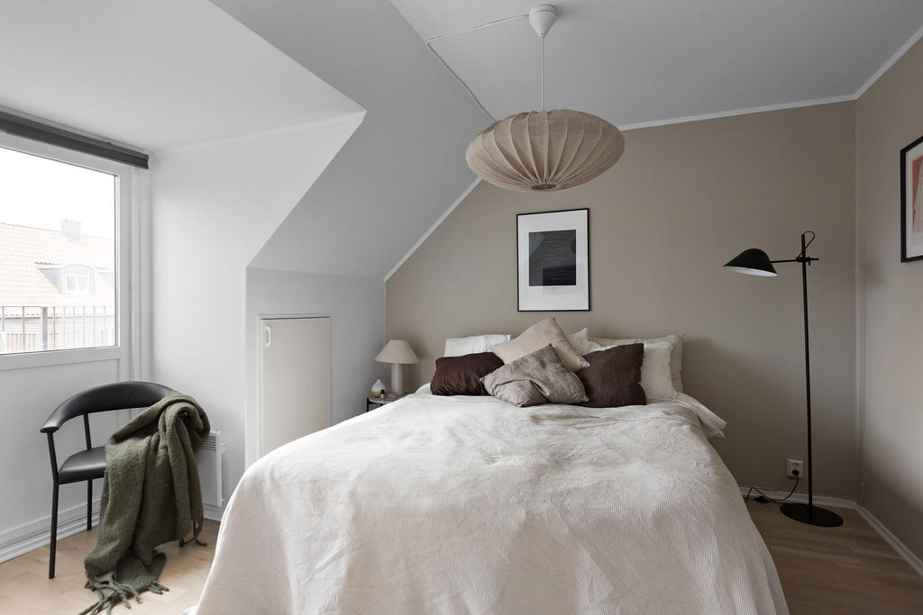 Master bedroom med garerobsförvaring och utgång till balkongen.