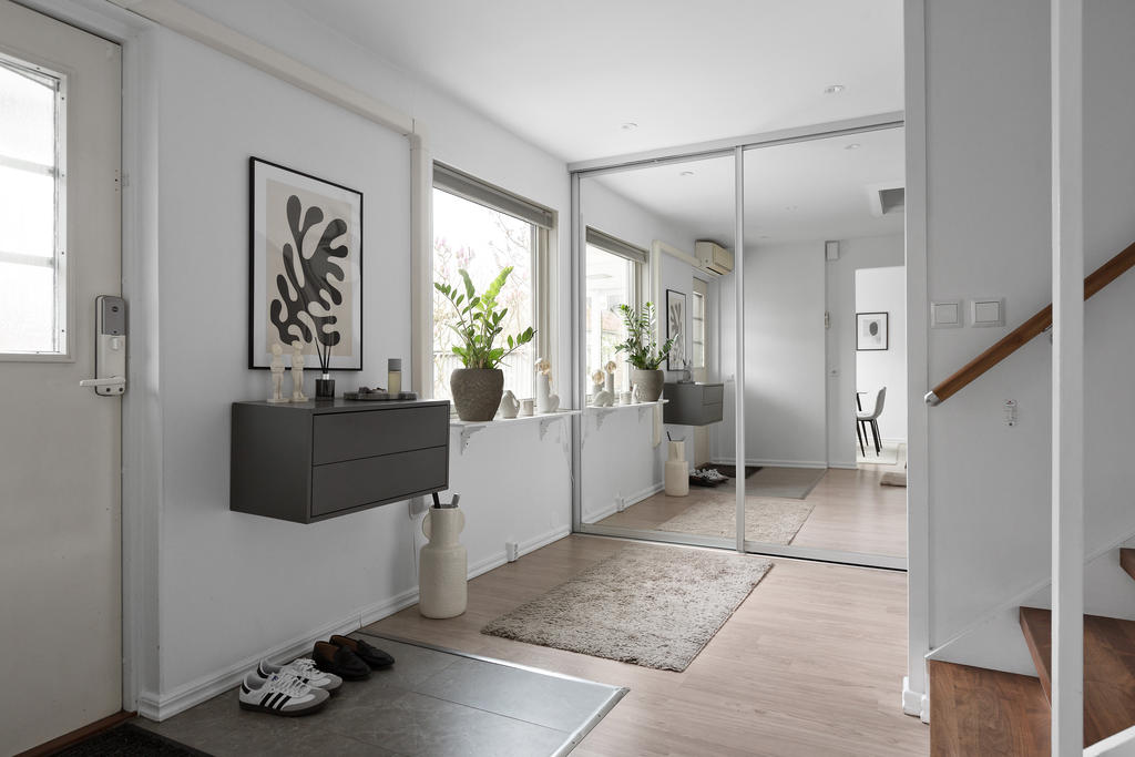 Rymlig hall med bra förvaringsdel.