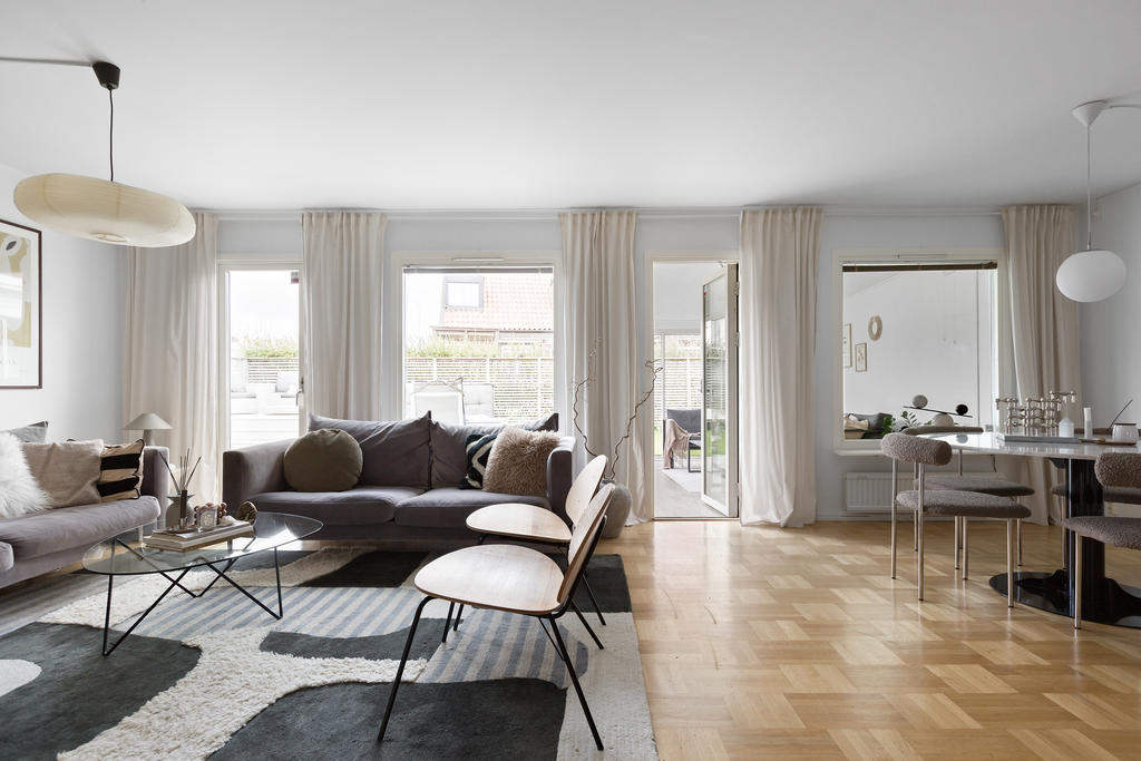 Stort härligt vardagsrum med plats för soffa och matbord.