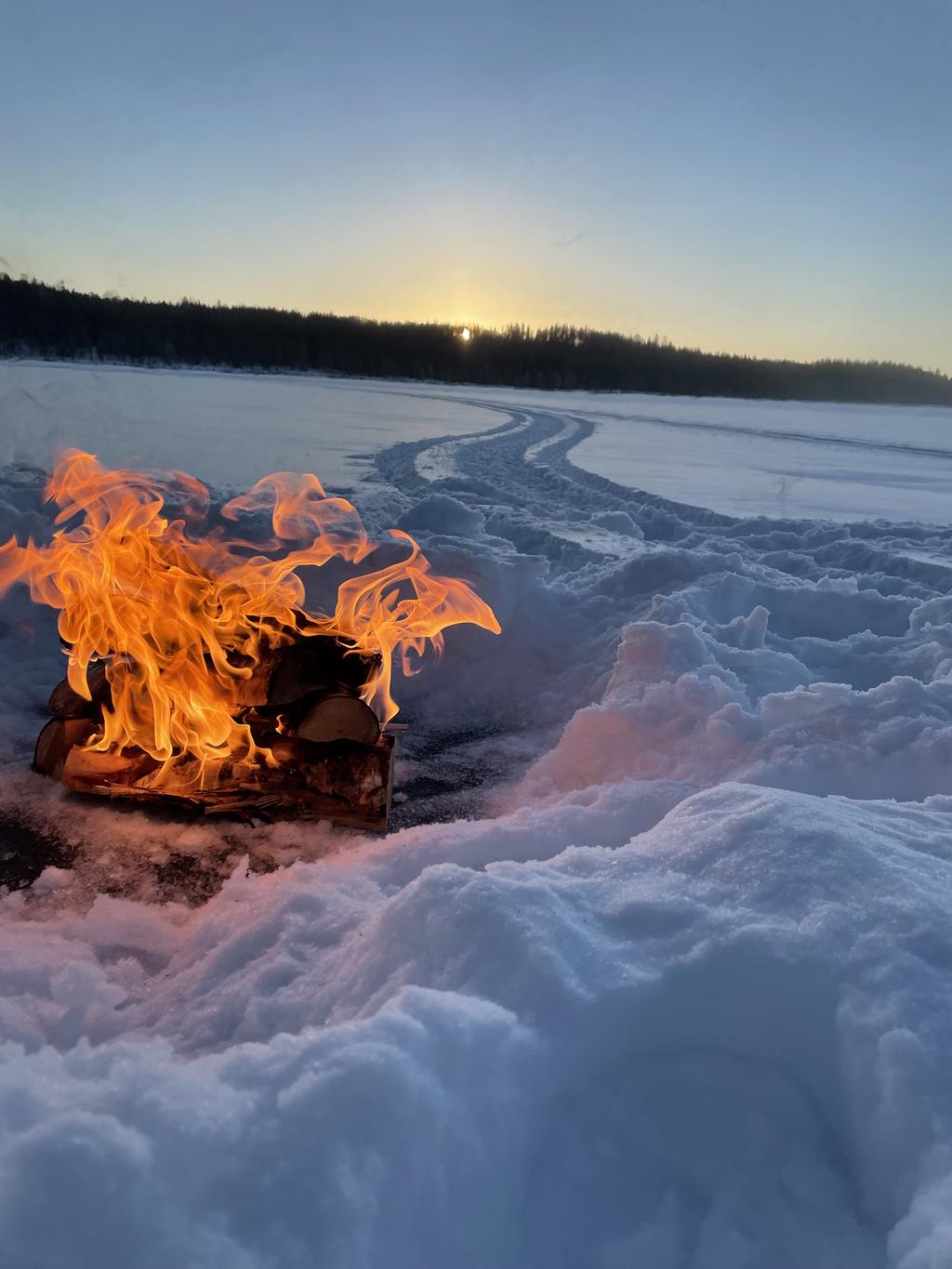 Ut i det fria med snöskotern och tända sig en brasa, livskvalité