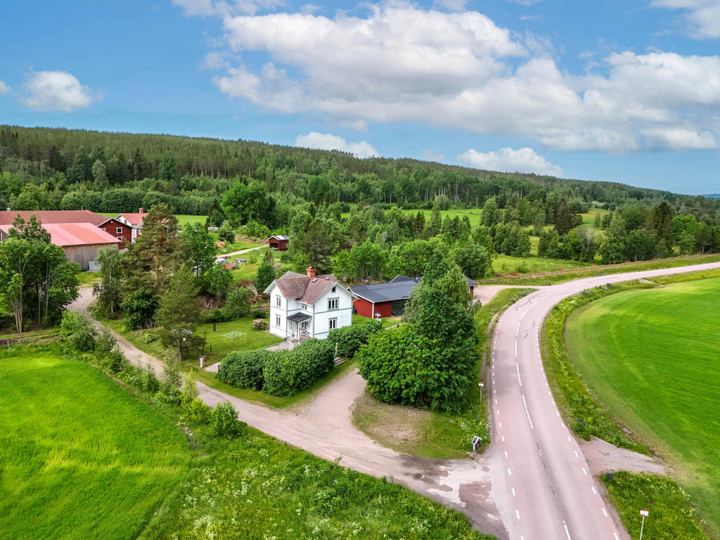 Vy från öst till väst med Viksjöforsvägen som går förbi fastigheten. 