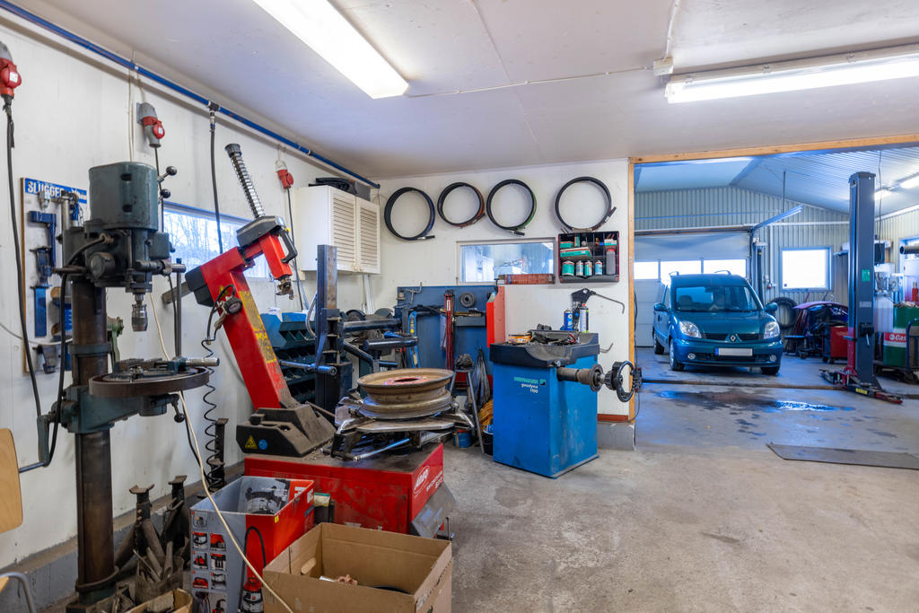 Del av verkstad/garage. De flesta av verktygen och maskinerna ingår i köpet. 