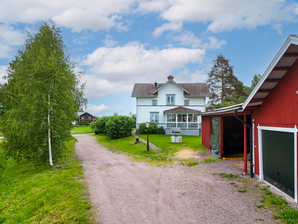 Vy från garage & verkstad mot hus.