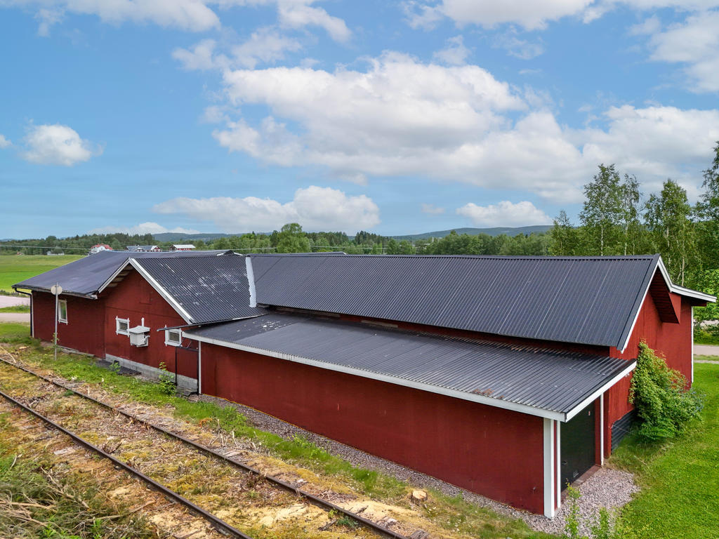 Baksidan av garaget & verkstaden som angränsar till järnväg som ej är i bruk. 