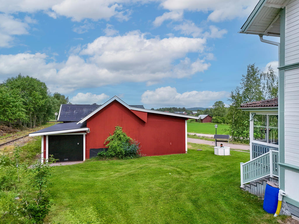 Uthus/garagedel i bakkant av verkstaden med egen port. 