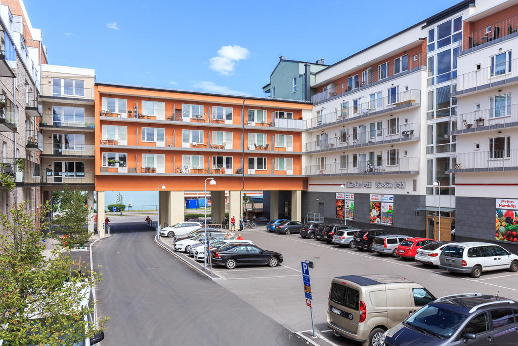 Exteriör samt matbutik i botten av huset