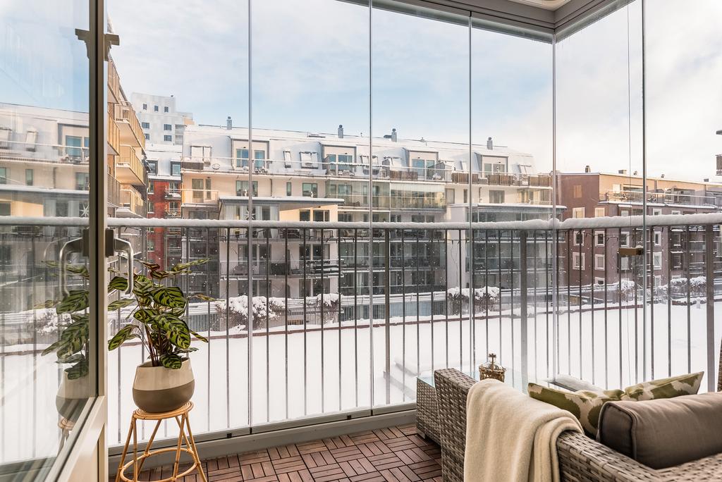 Inglasad balkong med trätrall