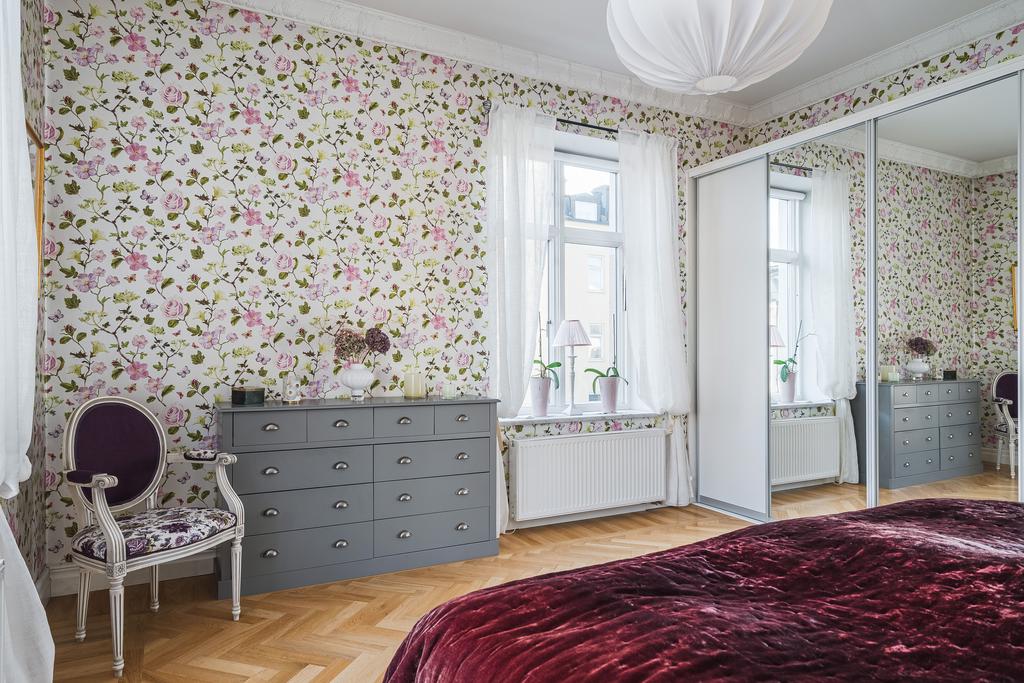 Skjutdörrsgarderob i sovrummet