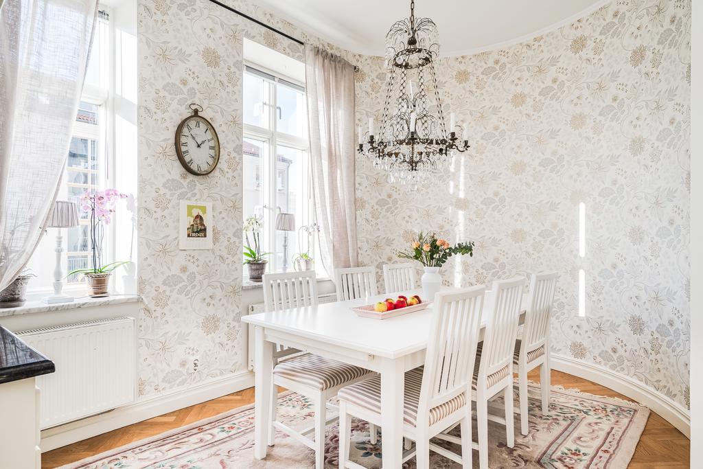 Matplats med rundad vägg