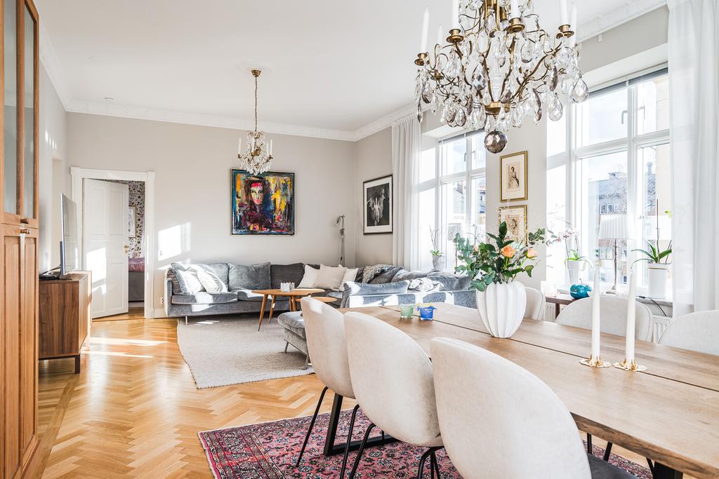 I vardagsrum finns gott om plats för både soffa och matsalsbord