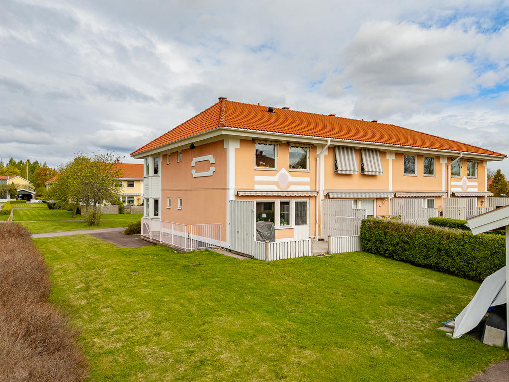 Trevlig hörnläge med extra ljusinsläpp i burspråk.