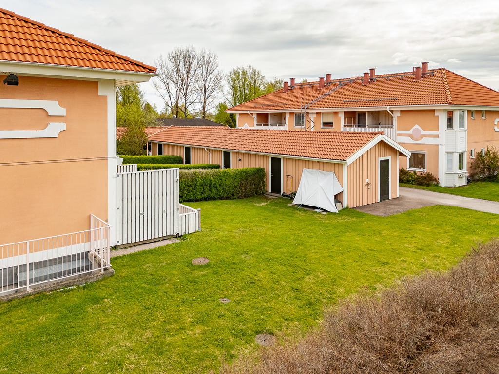 Perfekt lekyta för barnen vid altanen. Eget förråd mitt emot.