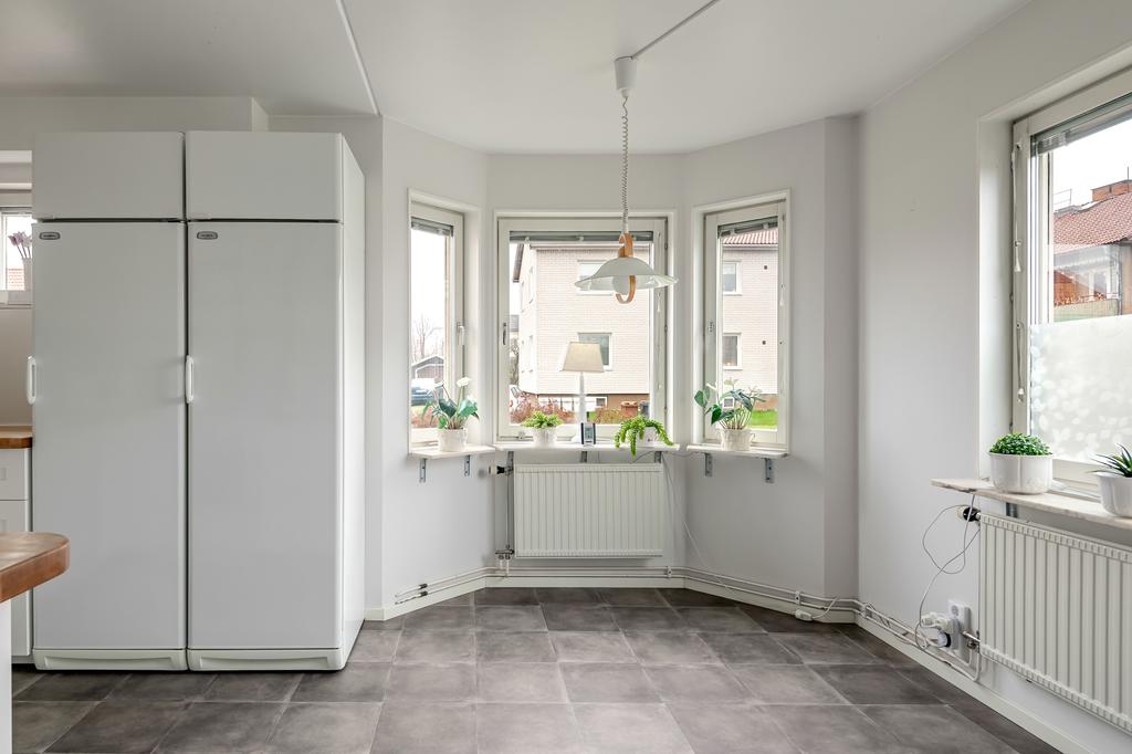 Köket blir både mer rymligt och ljusare med det trevliga burspråket.