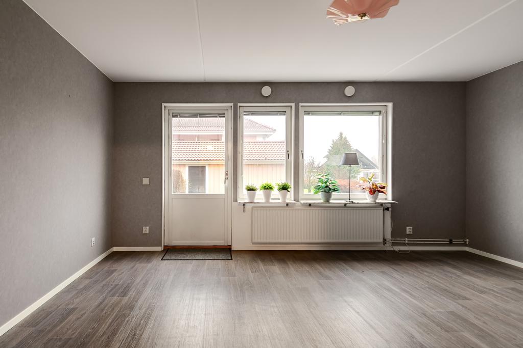 Vardagsrum som rymmer såväl matbord som soffhörna om så önskas. Utgång till altanen.