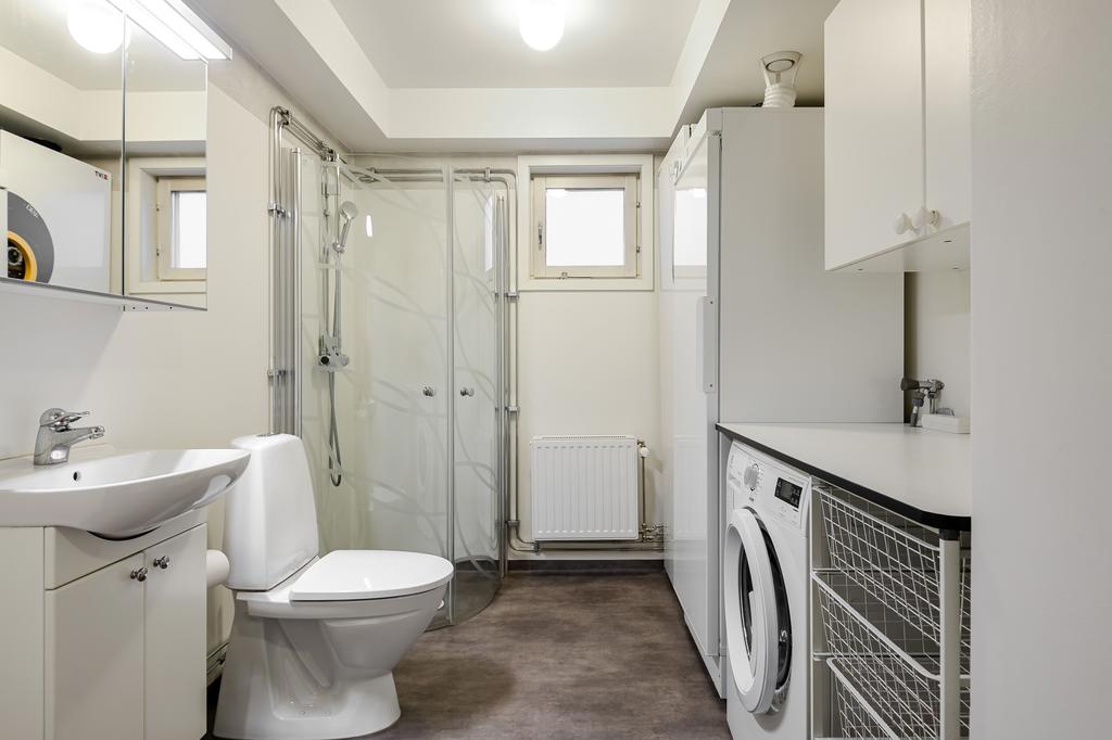 Mycket fräscht badrum renoverat 2017.