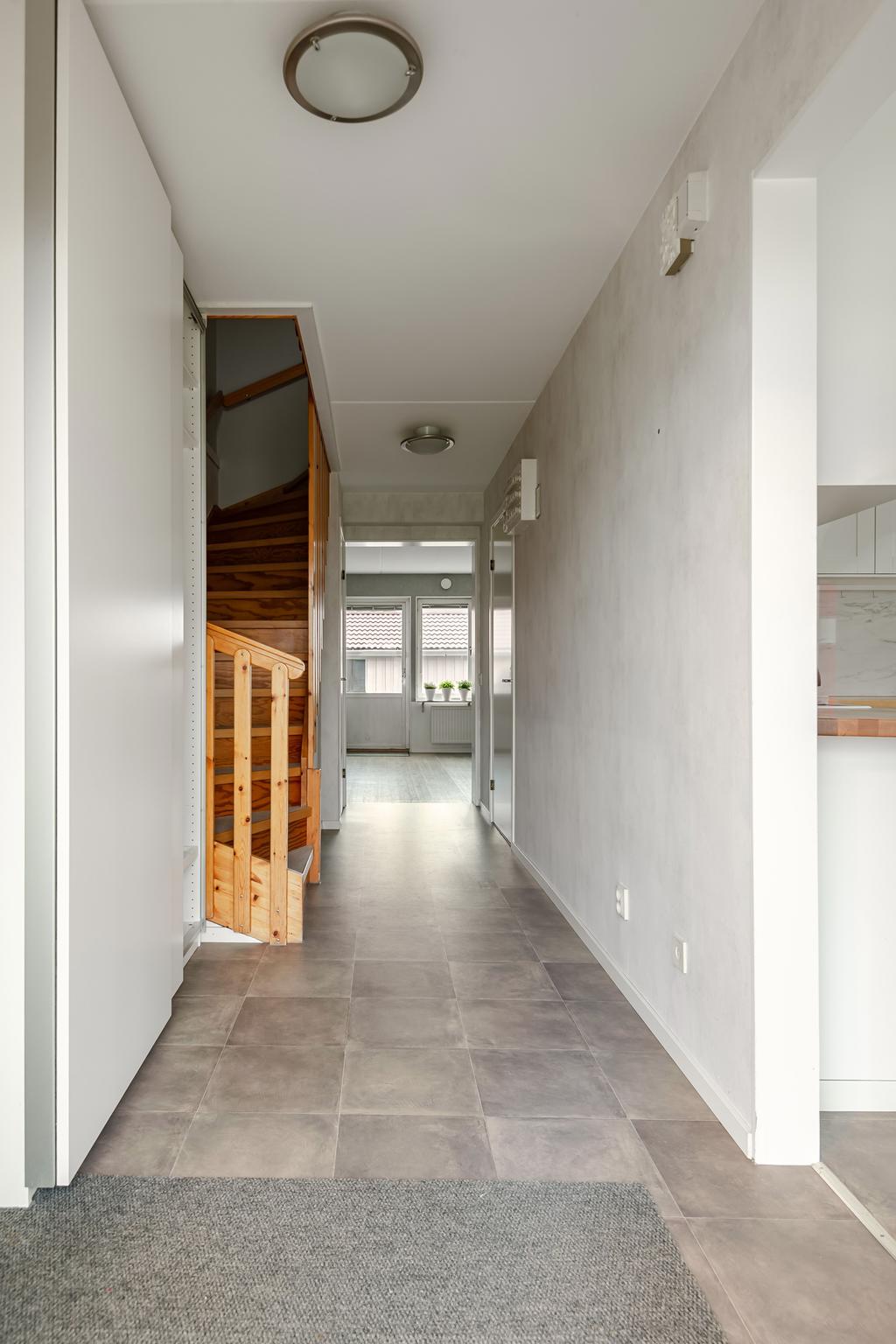 Hela entréplan renoverades 2017 med bla nytt golv, nytt badrum och nytt kök.