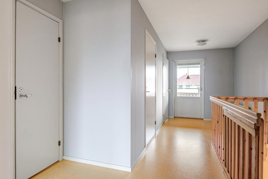 Övre plan med utgång till balkong.