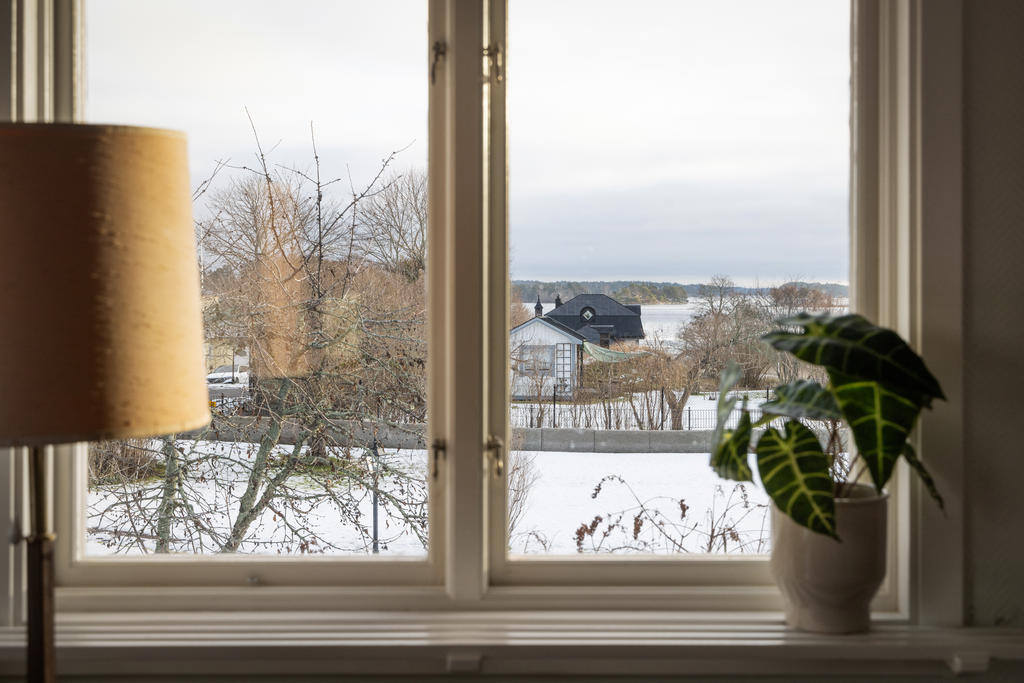 Sovrummets utsikt genom fönstret