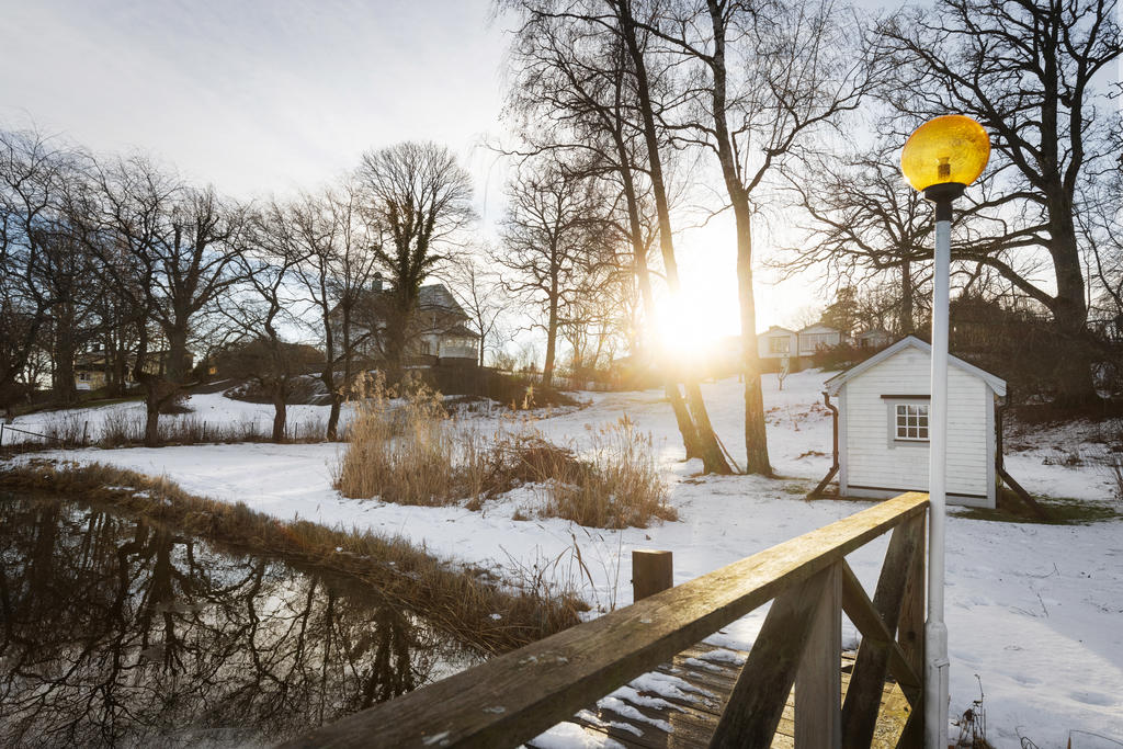 Stora öppna gräsytor leder dig ner till vattnet och bryggan