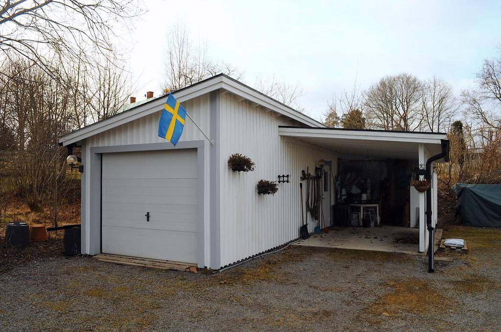 Garage och carport.