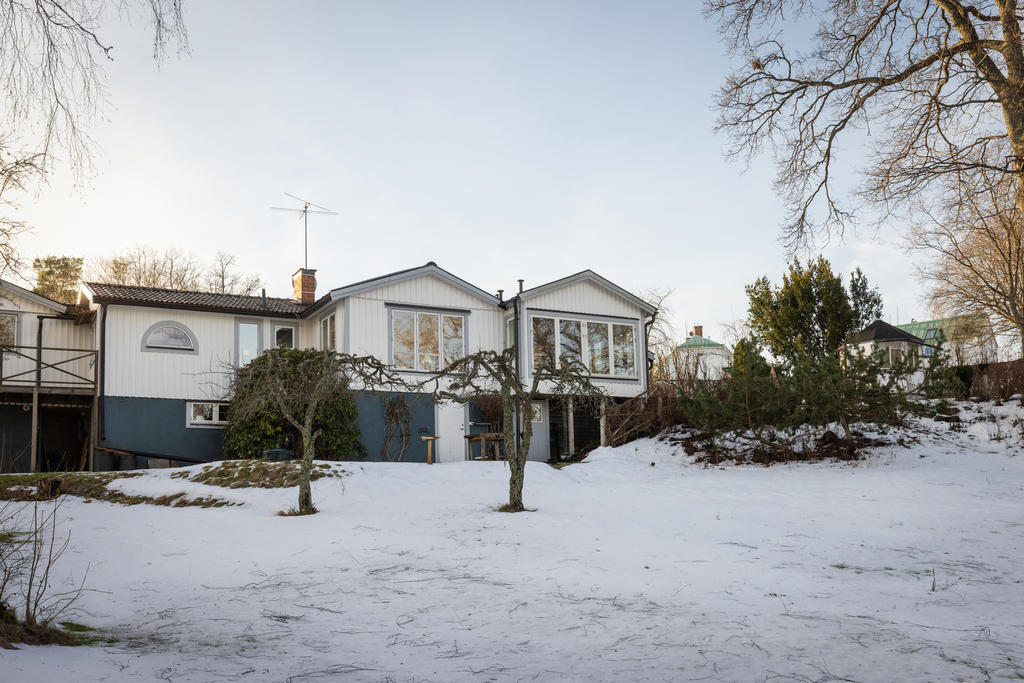 Huset ligger på en vackert kuperad tomt
