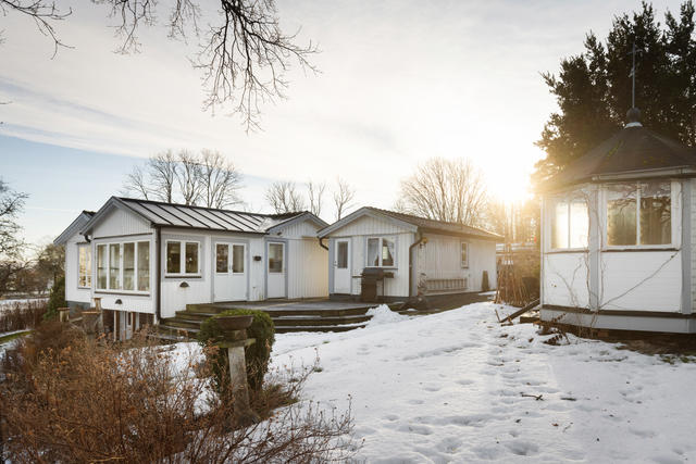 Njut av den trälagda altanen