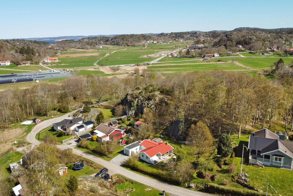 Underbara omgivningar med ängar, skog och hav.
