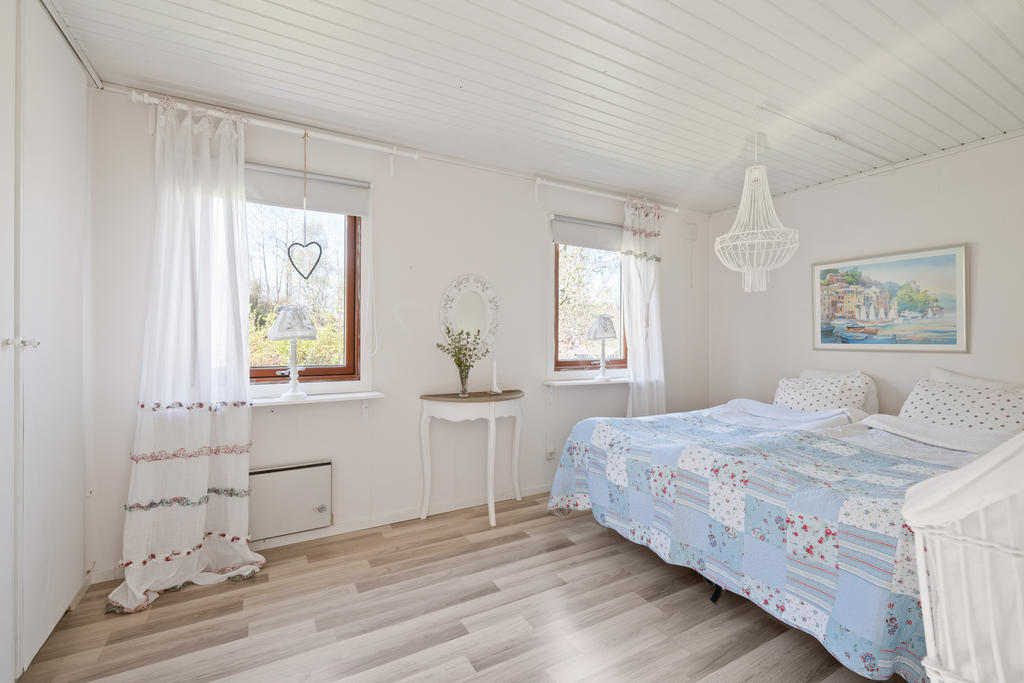 Sovrum med garderobsvägg