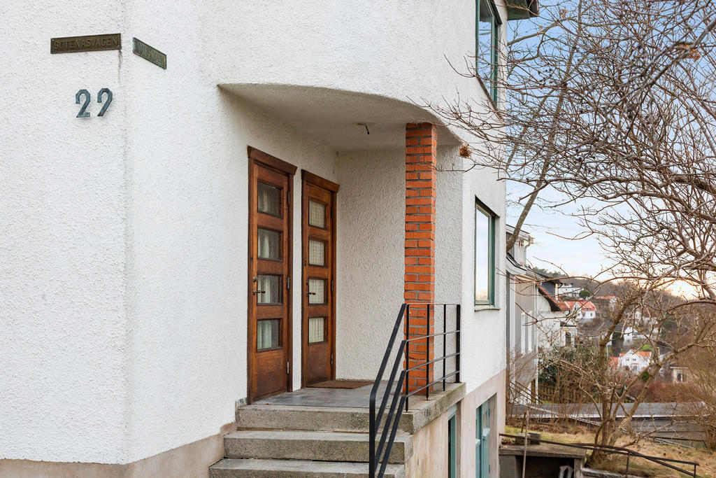 På bostadens framsida finner du både entré, garage och ingång till källare 