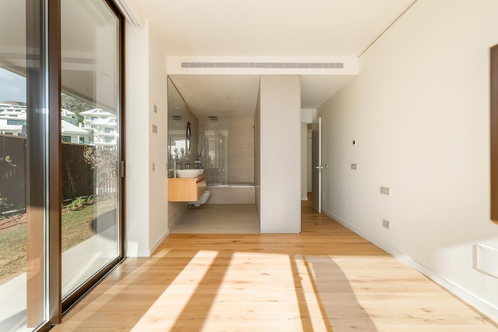 Main bedroom with bathroom en-suite