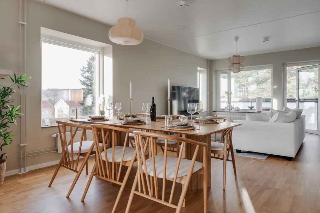 Vardagsrum med plats för matbord och soffgrupp