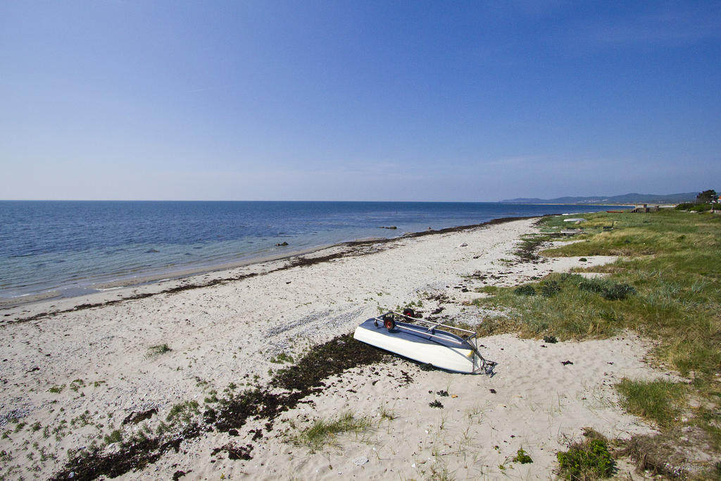 Kilometervis med sandstrand längs den västra kusten, dvs att trängas är fullständigt valfritt!