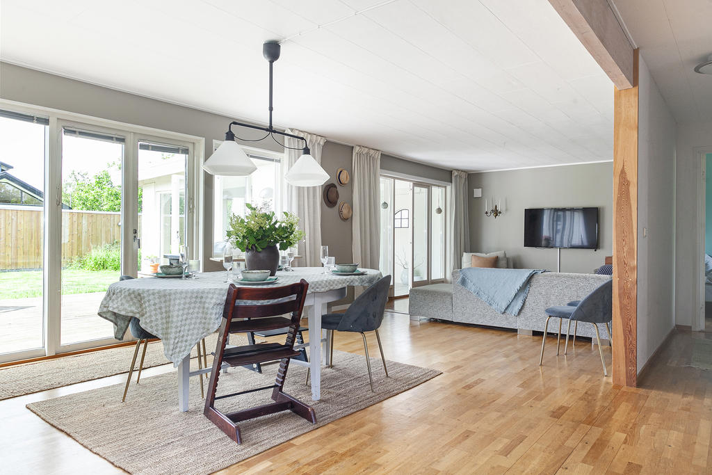 Allrum med matplats och utgång till uteplats