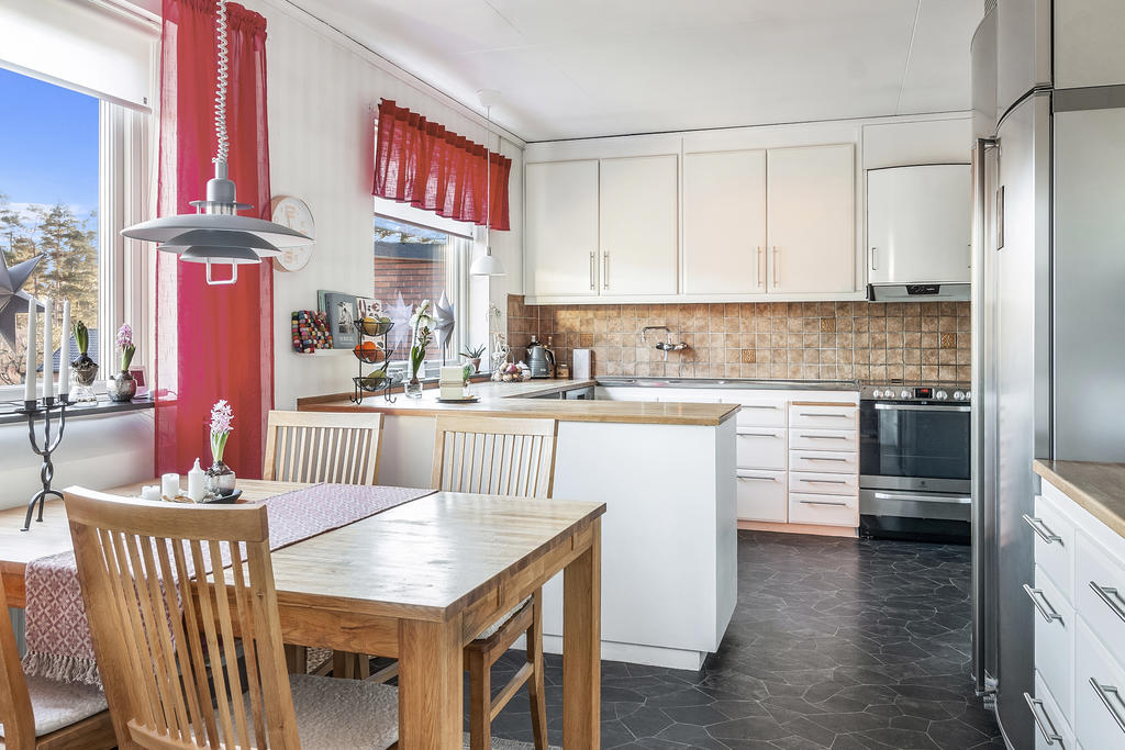 Kök med plats för matbord