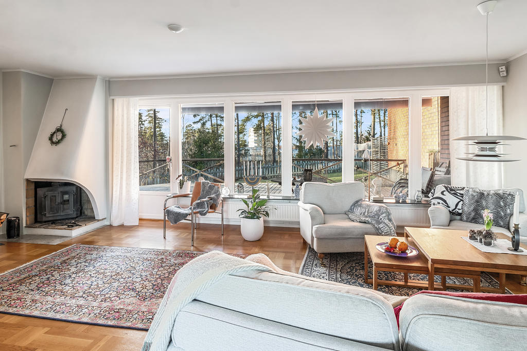 Vardagsrum med braskamin och utgång till baksida