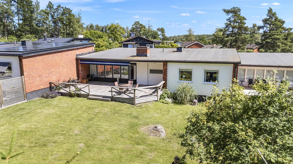 Uteplats och trädgård