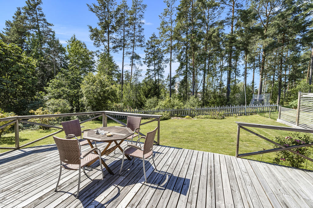 Trädgård intill naturen