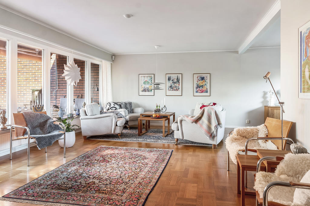 Vardagsrum med stora fönsterpartier