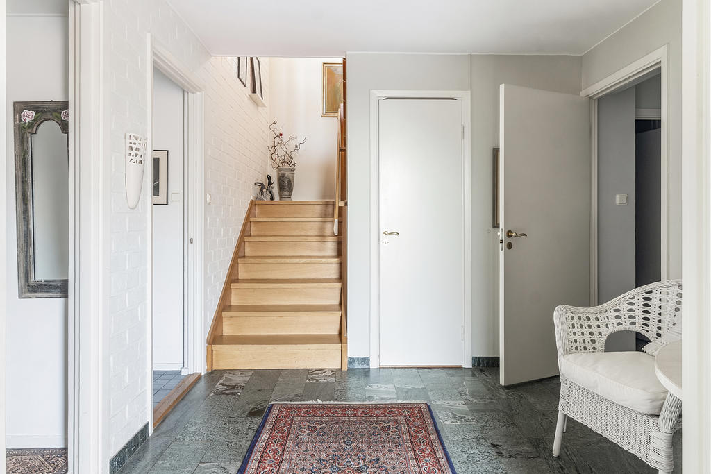 Hall med trapp till ovanvåning