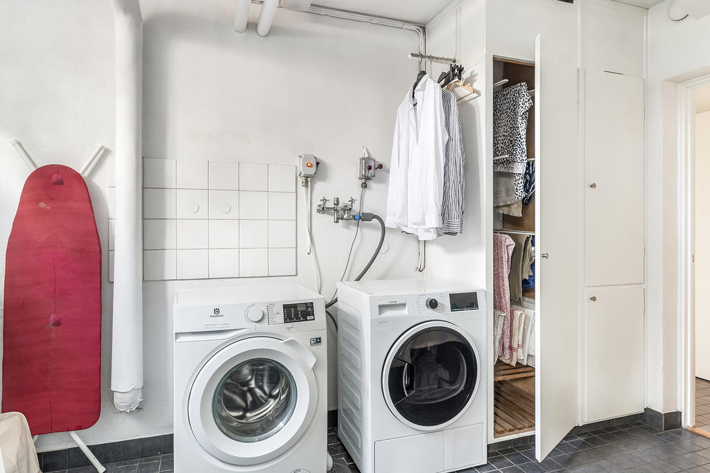 Tvättstuga med förvaringsmöjligheter