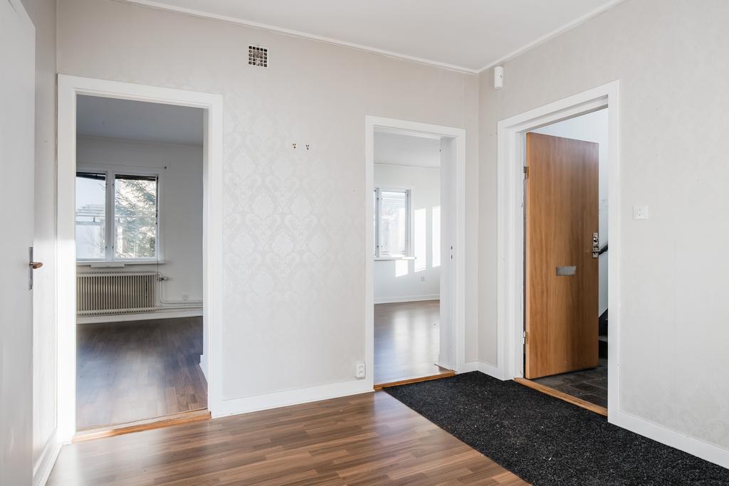 Hall mot kök och sovrum