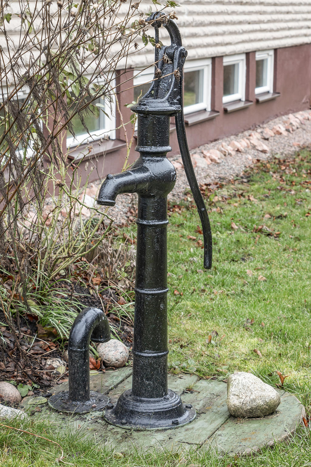 Vattenpump i trädgården