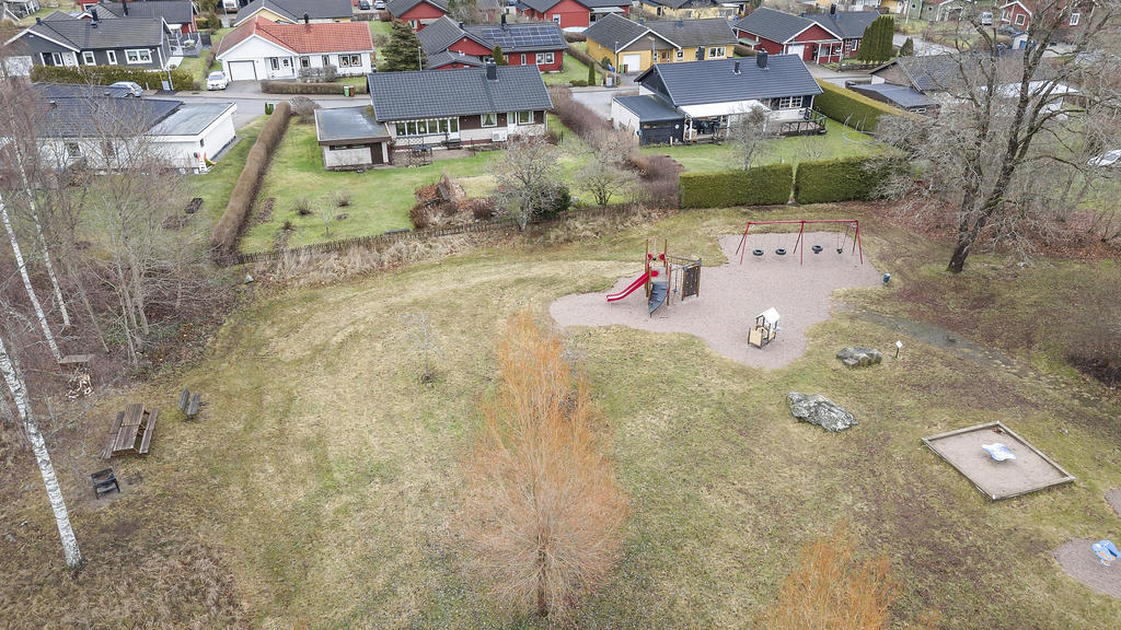 Lekplats i anslutning till baksidan av huset