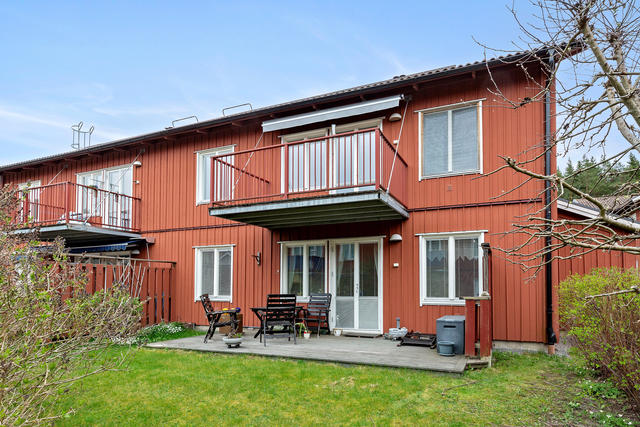 Solig balkong med fjärrstyrd markis
