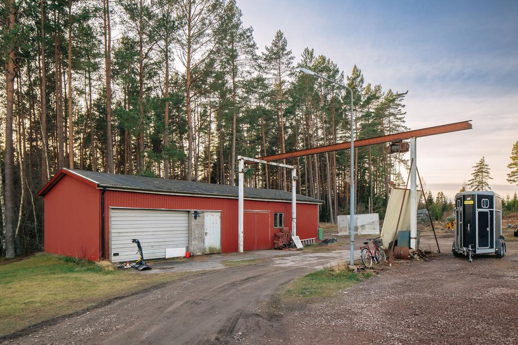 Maskinhall / garagebyggnad. Isolerat och luftvärmepump finns installerat. 