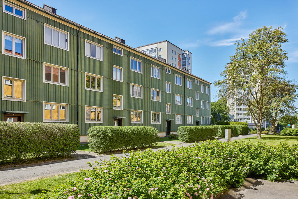 Brf Plogens hus består av mysiga trevåningshus med lummiga omgivningar