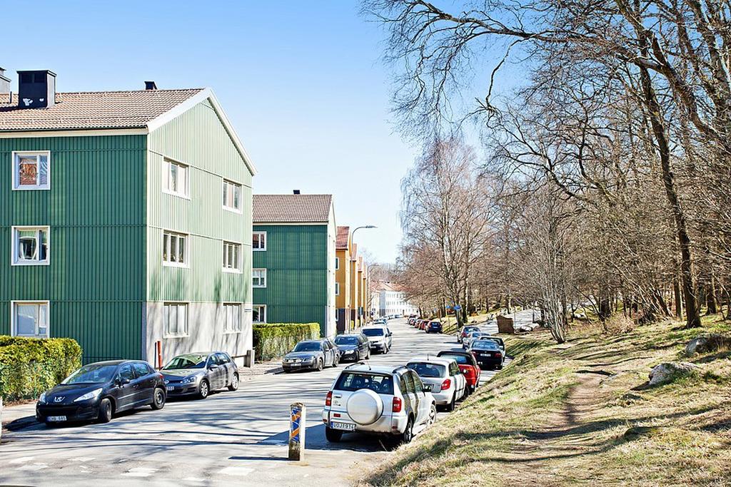 Utanför dörren finns Ramberget som erbjuder vacker natur och härliga promenadstigar