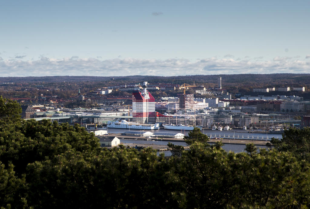 Ta en promenad upp på Ramberget och njut av fantastiska vyer över Göteborg. Här är det oftast fullt med folk på sommaren som har picknick eller promenerar.