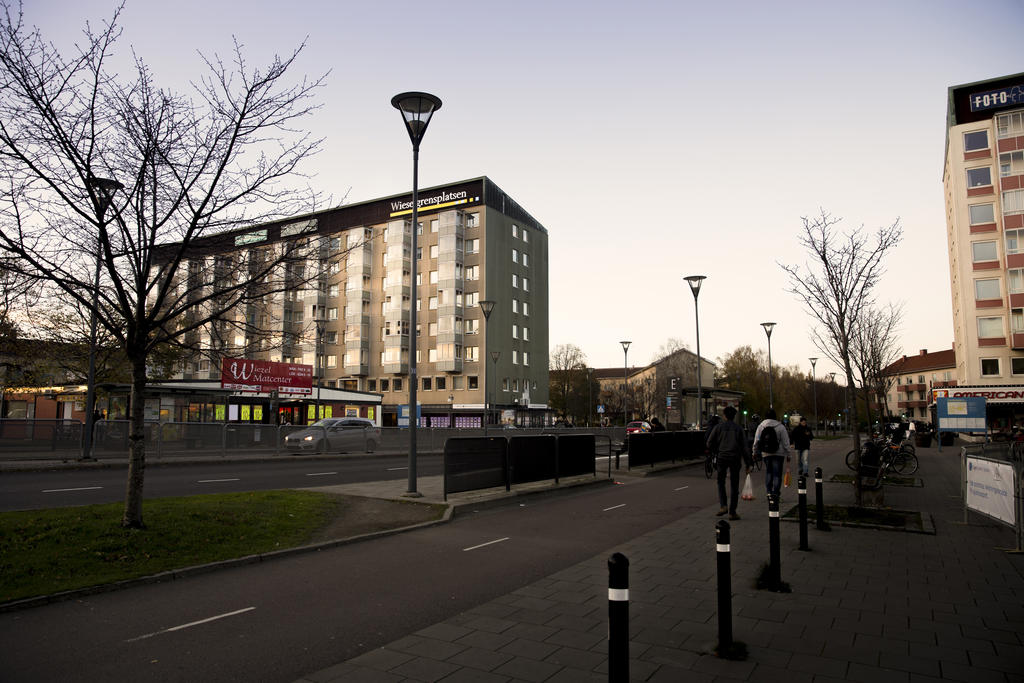 Wieselgrensplatsen finns nära bostaden. Här finns allt från matbutiker, restauranger, frukthandlare, frisör och tandläkare. 