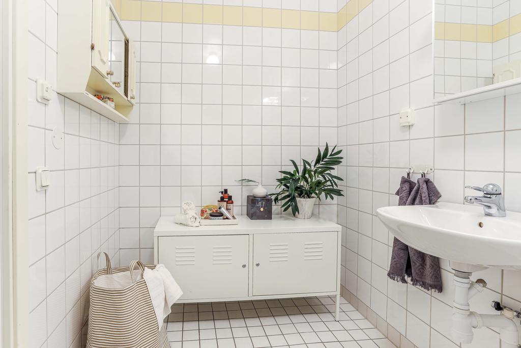 Badrum förberett för tvättmaskin och torktumlare